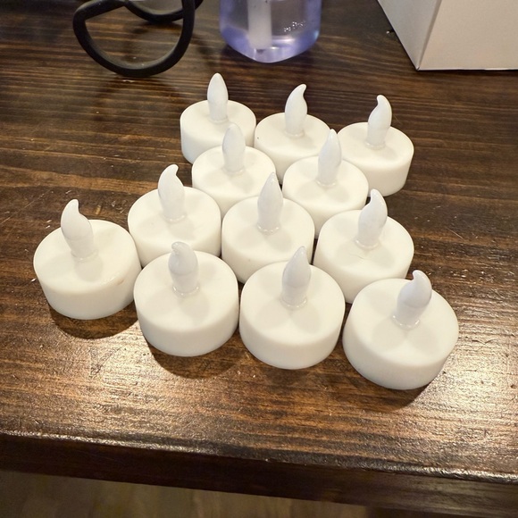 White LED Flameless Tea Light Candles - Picture 1 of 4